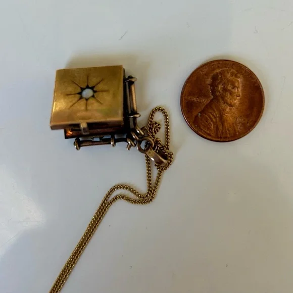 Vintage Antique 1890 Gold Locket with an Opal Necklace - Picture 2 of 7